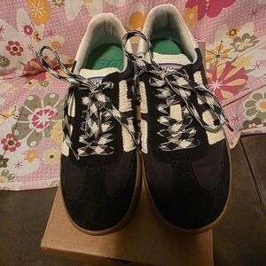 Back 70 Ghost Sneakers with Gum Sole Size 7